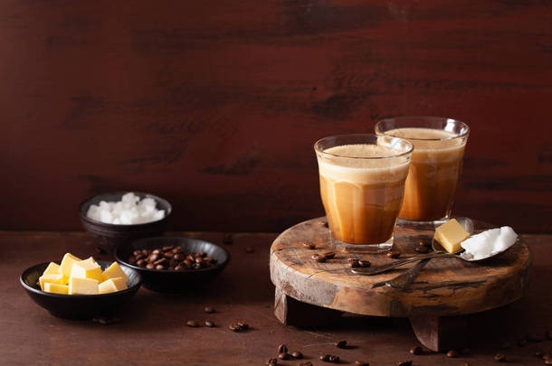 防弹咖啡，与黄油和果子酱混合的酮<strong>古</strong>饮料