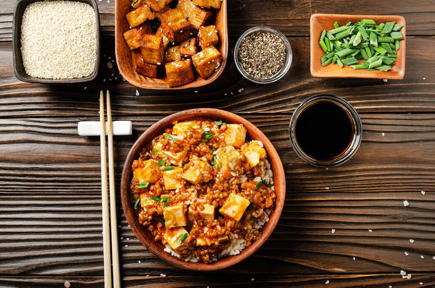 中国传统食品麻婆<strong>豆腐</strong>配猪片蒸饭酱油和调味特写的平面观景