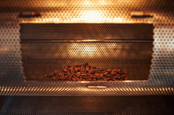 手工巧克力制品厂机器中烤的一堆可可豆的特写镜头