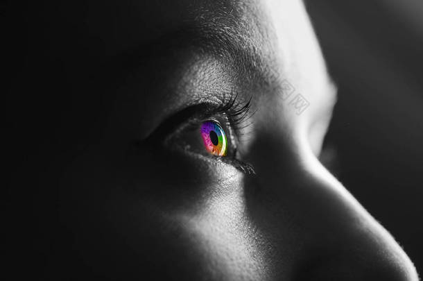 黑白镜头的人与五颜六色的彩虹眼