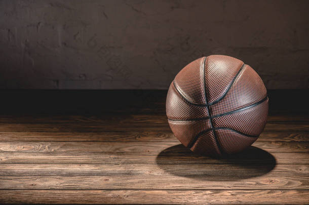 木褐色地板篮球球