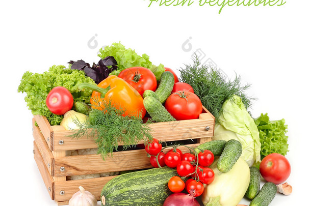 在同一个地方的文本在白色背景上的木盒子里的新鲜熟蔬菜.