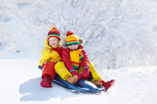 小女孩和男孩喜欢坐雪橇。<strong>孩子们</strong>滑行。Toddler<strong>的孩子</strong>骑着雪橇<strong>孩子们</strong>在外面雪地里玩耍.冬天,<strong>孩子们</strong>在雪地<strong>的</strong>公园里滑雪橇.家庭圣诞假期<strong>的</strong>户外乐趣.