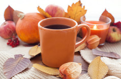 橙色咖啡杯子上秋天的落叶