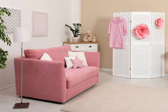 舒适的儿童房内饰配有沙发和现代装饰元素
