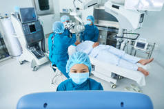 越南外科助理利用计算机操作病人床上的设备并准备手术