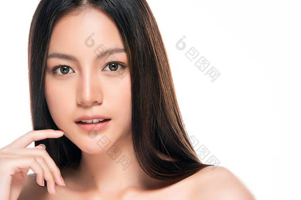 美丽的年轻亚洲女子，皮肤清澈清新