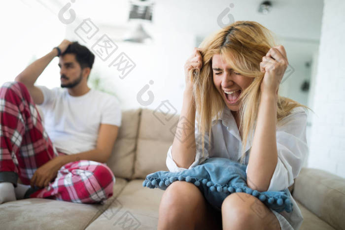 沮丧的夫妻吵架有婚姻问题年轻夫妻对望夫妻图片-包图网企业站