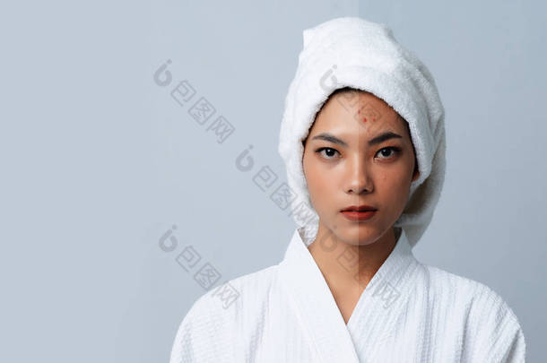 美丽的亚洲女人的比较肖像。黑斑和新皮肤，之前 - 皮肤护理和清洁概念后，美容治疗过程老化为振兴.