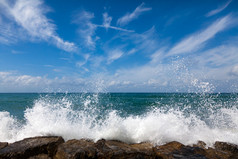 浪涌上石滩