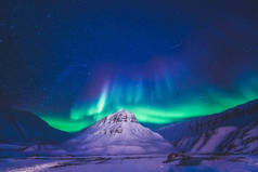 北极北极光捕猎北极光挪威的北极光巡游摄影师斯瓦尔巴位于长年边城的月球山上