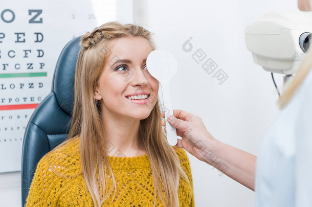 眼科检查美丽的年轻病人在诊所