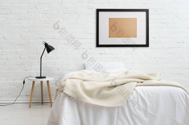 现代化的卧室, 配有床和白色砖墙上的黑色框架 