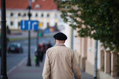 一个孤独的老人在散步。 辞职