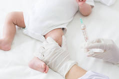 疫苗, 婴儿乙型肝炎病毒疫苗接种。医生为儿童大腿接种疫苗
