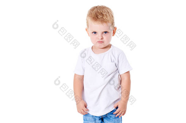 穿着白色 t恤的可爱小男孩。促销品的概念, 题字和<strong>图画</strong>在衣裳。在白色背景上被隔离