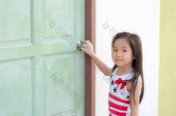 小亚洲女孩尝试打开门