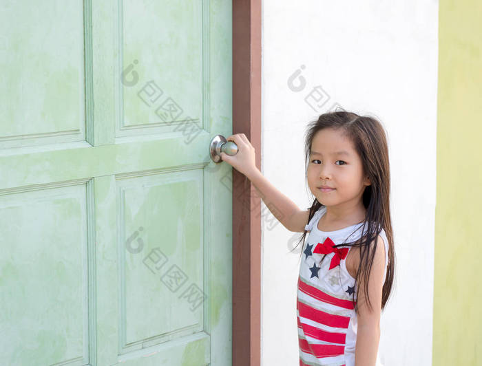 小亚洲女孩尝试打开门