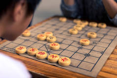 中国象棋在公园里的人