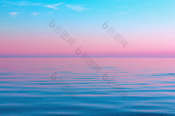 田园般多彩的海景--水面的波浪面反映了日落时<strong>天空</strong>的粉红色和蓝色。奥涅加湖在白色的夜季节, 俄国.