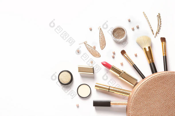 化妆包和不同的豪华化妆产品在白色背景, 顶视图