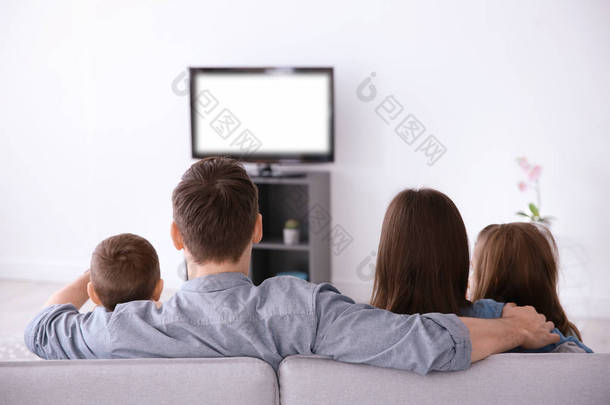 家庭在家看电视在沙发上