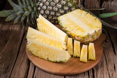 成熟菠萝和菠萝片在木背景热带水果.