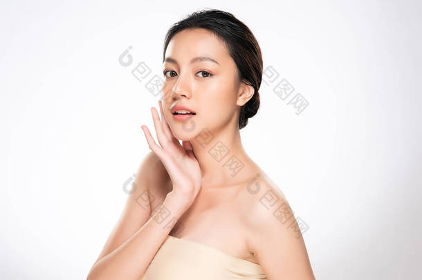 美丽的年轻亚洲女子，皮肤清澈清新,