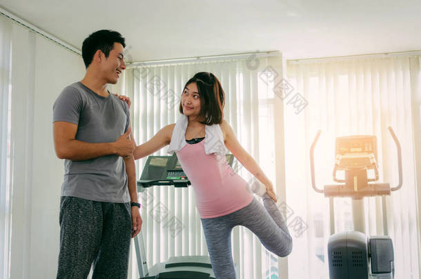 爱的情侣。亚洲青年运动妇女伸展健身健身房与<strong>个人</strong>教练男子显示大拇指, 健美, <strong>健康</strong>的生活方式, 运动健身, 锻炼和运动训练的概念