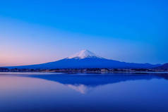 日本山梨湖的雪山积雪倒影在早晨日出。地标和受欢迎的旅游景点