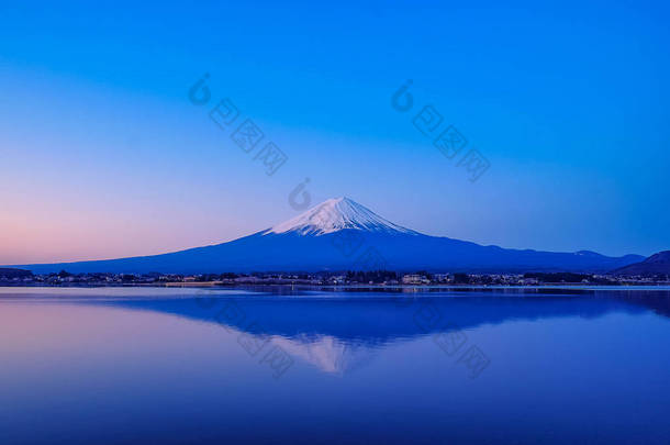 日本山梨湖的雪山积雪倒影在早晨日出。地标和受欢迎的旅游景点