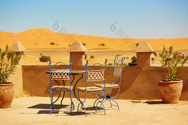 咖啡馆在撒哈拉大沙漠的梅尔祖加村