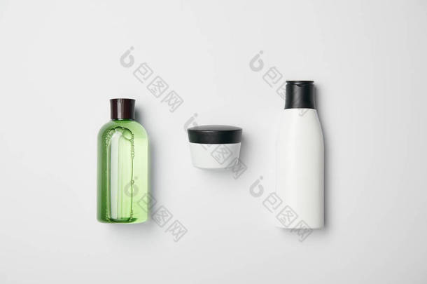 白色背景上不同的化妆品瓶的顶视图