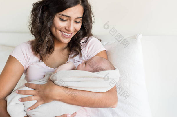 抱着新生儿的母亲
