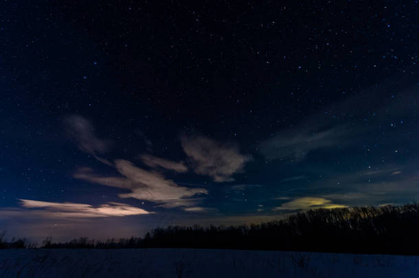 在夜晚的夜晚, 在喀尔巴泰山脉的<strong>星</strong>空中