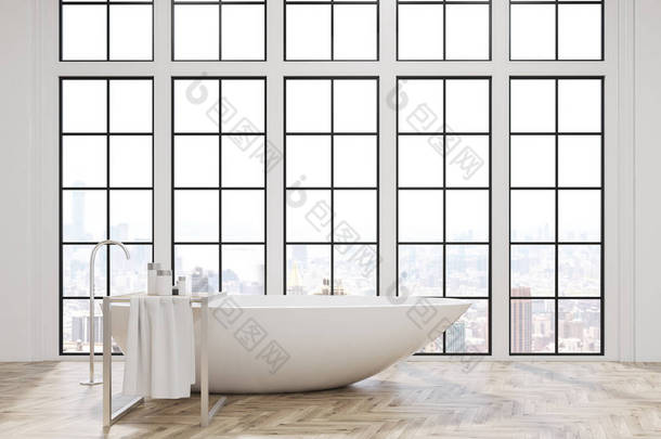 配有白色浴缸和大窗户
