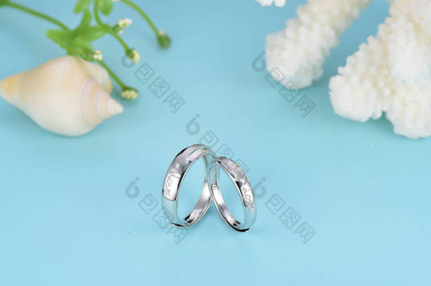 白色背景的结婚戒指和耳环