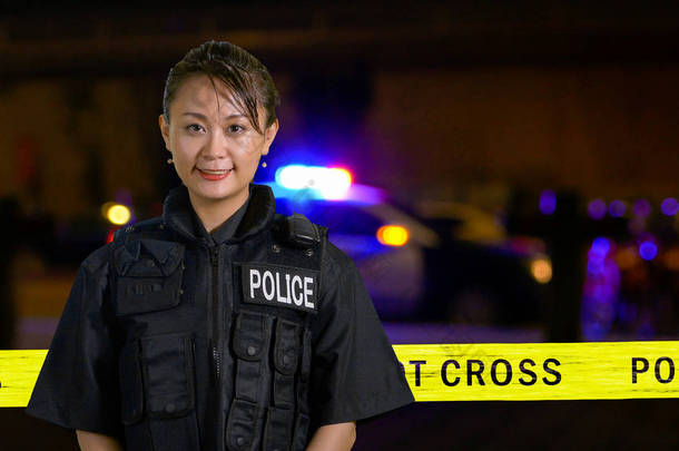 亚裔美国女警在相机微笑