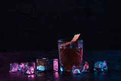 玻璃与美味的酒精 boulevardier 鸡尾酒和冰块的特写视图 