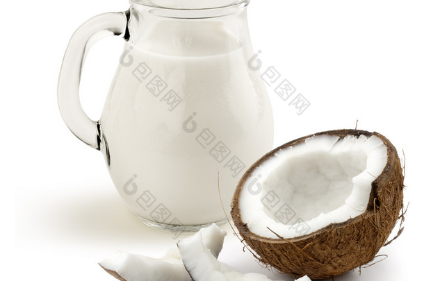 杯椰子牛奶和半椰子在白色背景上
