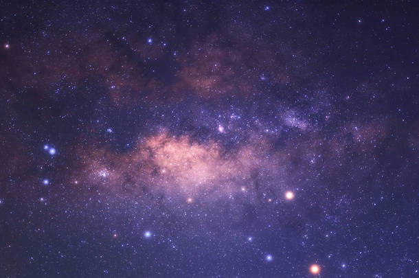 超紫色调, 银河银河与恒星和空间尘埃在宇宙中, 长时间曝光, 色调紫色趋势.