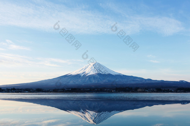 富士山的翻转的图像