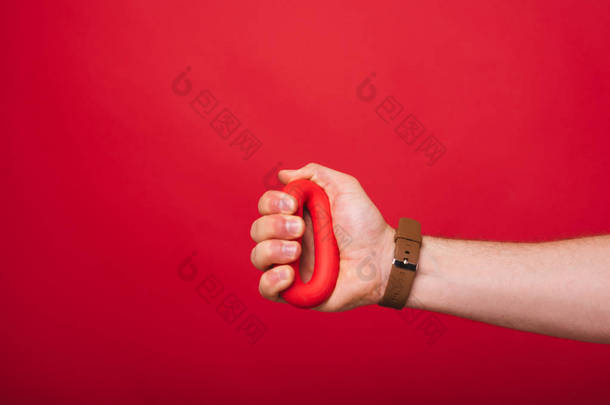 手握#039，在红色背景上按住红色橡胶圈或手夹 .