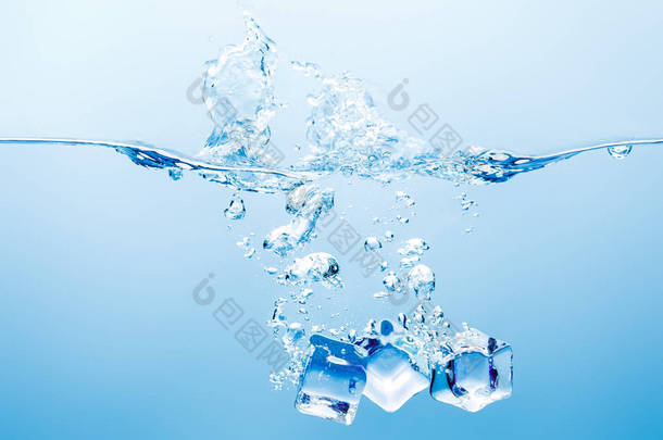 纯水与飞溅，气泡和冰块的蓝色背景