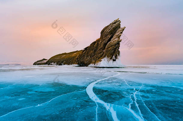 冰冻贝加尔湖与奥尔洪岩石, 俄罗斯冬季自然景观 