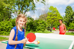 两个女孩打乒乓球外