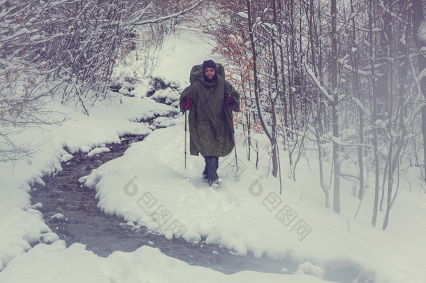 徒步旅行者在冬天的雪