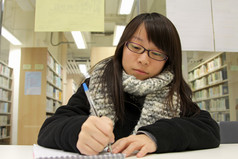在一所大学努力学习的亚裔女子