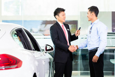 推销员向客户销售汽车