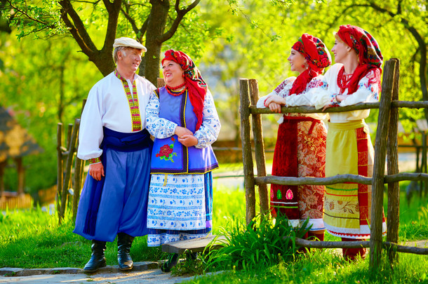 快乐的乌克兰家庭，穿着民族服装，在街上聊天